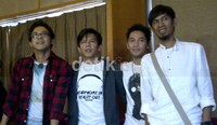 Ariel mengadakan jumpa pers yang didampingi oleh Uki, Lukman, dan David. Prih Prawesti/detikHOT.