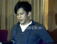 Ariel terlihat memakai kaos putih dan jaket abu-abu. Prih Prawesti/detikHOT.