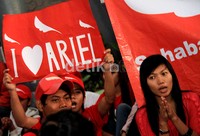 Mereka membawa poster-poster dukungan untuk Ariel.