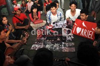 Sahabat Peterpan bernyanyi di depan Rutan Kebon Waru.