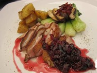 Selanjutnya chef juga menyajikan Pan Fried Five Spice Duck Breast with Gingered Northwest Cherry Compote. Daging bebek bagian dada terasa empuk ditambah segarnya cherry compote yang tampil segar dan menggugah rasa. Pengunjung yang berkesempatan mencicipi, juga suka dengan menu yang satu ini. (Dyah Oktabriawatie Waluyani/DetikFood)