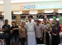 Tidak hanya bisa mencicipi ketiga hidangan yang yang lezat. Di akhir acara pengunjung juga bisa foto bersama chef Vindex. (Dyah Oktabriawatie Waluyani/DetikFood)