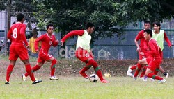 Latihan kali ini baru diikuti oleh 10 pemain dan kebanyakan diambil dari pemain Timnas U-22, yang beberapa waktu yang lalu berlaga di babak penyisihan Grup E Piala Asia U-22 di Pekanbaru, Riau.