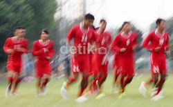 Karena masih dalam suasana Ramadan, para pemain hanya memelakukan latihan ringan seperti, berlari kecil, pemanasan dan melakukan umpan bola-bola pendek.
