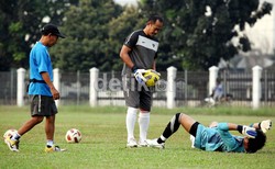 Latihan langsung dipimpin oleh Kepala Pelatih Aji Santoso dan didampingi Asisiten pelatih Widodo C Putra.
