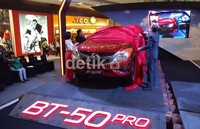 Pembukaan selubung saat peluncuran All-New Mazda BT-50 Pro di Jakarta. (Syubhan Akib/detikOto).