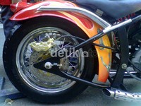 Mesin moge chopper ini terdiri dari 2 silinder. Aji Susilo, Arris Dita, Dwi Purnomo dan Dedek Wahyu Prasetyo menggunakan kabulator berdiameter 24 mm, lebih kecil dibanding moge yang telah ada. (Norma Anggara/detikOto).