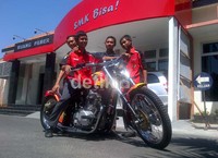 Aji Susilo, Arris Dita, Dwi Purnomo dan Dedek Wahyu Prasetyo berpose dengan moge (motor gede) chopper hasil garapannya. (Norma Anggara/detikOto).