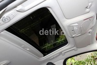 Ada hal yang baru lainnya pada All New Focus. Sedan yang diproduksi di Thailand dan disebar di beberapa negara ASEAN itu kini telah teraplikasi sunroof otomatis. Komponen tersebut menambah kemewahan All New Focus, sehingga fasilitas bergaya pemiliknya semakin lengkap saja. Muhammad Ikhsan/detikOto.
