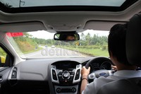Ford kini menggunakan mesin 2.000 cc bensin direct injection Ti-VCT dengan transmisi otomatis powershift sehingga bisa melahirkan tenaga 170 Ps dan 202 Nm. All New Focus bensin cukup hemat dan terasa cukup bertenaga. Untuk urusan bahan bakar All New Focus mencatat 14:1 dengan kecepatan rata-rata 60 km/jam. Muhammad Ikhsan/detikOto.
