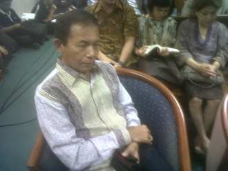  Rangkulan & Ciuman Pipi dari Suami untuk Miranda Gultom