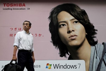 Pemangkasan tersebut karena produksi chip memory sudah melebihi pasokan. REUTERS/Issei Kato.