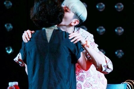 Ibunda Kunjungi Jo Kwon 2AM di Lokasi Jumpa Fans