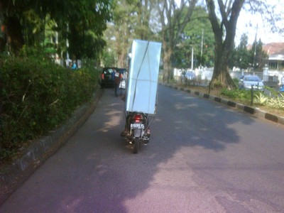 Motor Pembonceng Kulkas