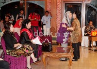 Deklarasi GPP-BBM ini juga dihadiri oleh Dewi Motik, Putri Kuswisnu Wardani (CEO Mustika Ratu), Yenny Wahid (Direktur Wahid Institute), Dewi Aryani (DPR RI FPDIP) , para Putri Indonesia dan para tokoh perempuan dari berbagai profesi.