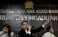 Anggota Komnas HAM Yoseph Adhi Prasetya memaparkan hasil penyelidikan kasus Petrus tahun 80-an di kantor Komnas HAM, Jakarta, Selasa (24/7/2012). Hasil itu berdasar keterangan saksi, bukti dan literatur. Komnas HAM menemukan bukti bahwa rezim waktu itu menyetujui pembunuhan orang-orang yang dituduh preman tanpa pengadilan.