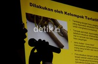 Berdasar keterangan, ratusan orang dibunuh secara sistematis hanya karena dituduh preman yang mengganggu stabilitas. Tidak ada pengadilan yang sah untuk mereka.