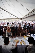Berdesak-desakan Demi Tiket Mudik Gratis