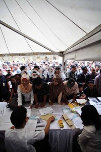 Warga harus berdesak-desakan demi untuk mendapatkan tiket mudik gratis.