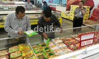 Petugas Balai POM memeriksa kemasan nugget dan bakso di Lotte Mart. (M Nur Abdurrahman/detikcom).