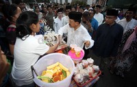 Para pedagang tampak menyalami Foke.