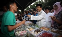 Foke tampak berdialog dengan seorang pedagang.