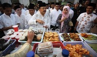 Foke bembeli takjil atau menu berbuka puasa di Jalan Panjang, Kelapa Dua, Jakarta.