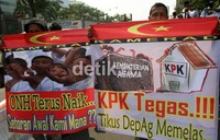 Mereka juga meminta KPK memeriksa dan menangkap oknum yang melakukan penyelengan penyelenggaraan ibadah haji di Departemen Agama. Ramses/detikcom.