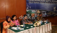 Dirjen Pengembangan Destinasi Pariwisata Kemenparekraf Firmansyah Rahim, Direktur Pemberdayaan Msyarakat Bakri dan Pemerhati Toilet Indonesia Nani Sumaryati menggelar jumpa pers terkait penghargaan Sapta Pesona: Toilet Umum Bersih Taman Rekreasi 2012 di Hotel Sahid Jaya, Jakarta, Senin (23/7/2012). Gusmun/detikcom.