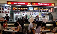 Restoran makan tempat saji Mc Donaldss tanpa malu buka di siang hari di bulan Ramadan.