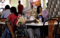 Hampir semua restoran di Plaza Senayan Jakarta, buka di saat bulan Ramadan.