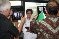 Miranda di foto oleh kerabatanya di ruang tunggu Tipikor. Ramses/detikcom