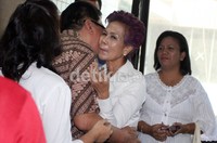 Miranda mendapat ucapan selamat dari kerabatnya atas sedang perdanayang baru selesai di ruang tunggu Tipikor