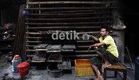 Mogok produksi para pengrajin tahu tersebut dikarenakan tingginya harga kedelai. Mogok produksi secara massal dilakukan mulai siang ini oleh produsen tempe dan tahu di Jabodetabek, Banten dan Bandung.