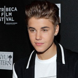 Justin Bieber & Taylor Swift Borong Piala di Teen Choice Awards 2012