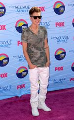 Justin Bieber Bergaya Army Look