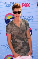 Justin Bieber Bergaya Army Look