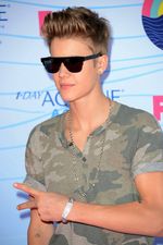 Justin Bieber Bergaya Army Look