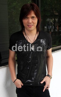 Once berpose usai acara DahSyat, Kebon Jeruk, Jakarta Barat, Selasa (24/7/2012). (Gusmun/detikHot).