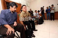 Mereka hanya mengutus kuasa hukumnya masing-masing.