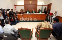 Kuasa hukum Paramitha, Heru Putranto menuturkan kliennya berhalangan hadir di persidangan karena sibuk.