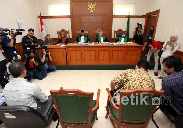 Sidang Cerai Perdana Paramitha Rusady Ditunda