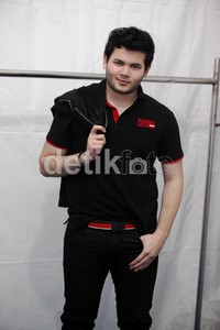 Gaya cool pedangdut Ridho Rhoma.