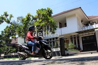 Rumah berlantai 2 ini tampak sepi dan tak ada aktivitas apapun.