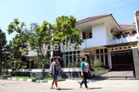 Warga sekitar melintas di depan  rumah Ariel.