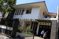Hanya ada seorang pembantu yang terlihat di rumah Ariel.