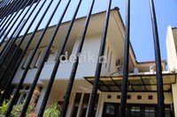 Rumah ini terletak di daerah Antapani, Bandung, Jawa Barat.