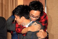 Ariel mendapatkan pelukan hangat dari rekannya David saat jumpa pers. (Agung Pambudhy/detikcom).