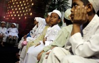 Anak-anak tampak senang.