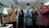 Direktur Utama Bank Muamalat Arviyan Arifin (kiri) didampingi Direktur Ritel Adrian Gunadi (kanan), Direktur Korporasi Luluk Mahfudah (tengah), disaksikan notaris Arry Supratno (kedua dari kanan) melakukan penarikan hadiah program Muamalat Berbagi Rezeki (MBR) di Jakarta, Senin (23/7). (dok Muamalat)